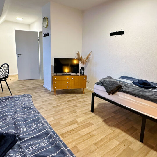 Betten, Smart-TV und Sitzecke in Monteurswohnung