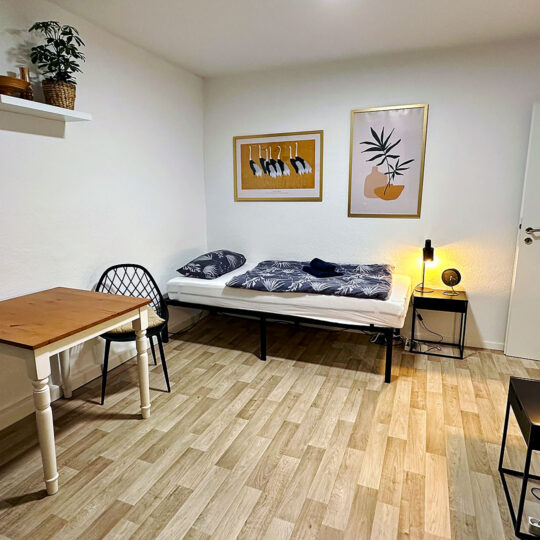 Blick auf Sitzgelegenheit und Bett
