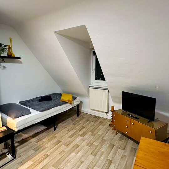 Blick auf Bett und Smart-TV