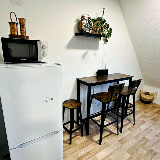 Kühlschrank und Sitzgelegenheit