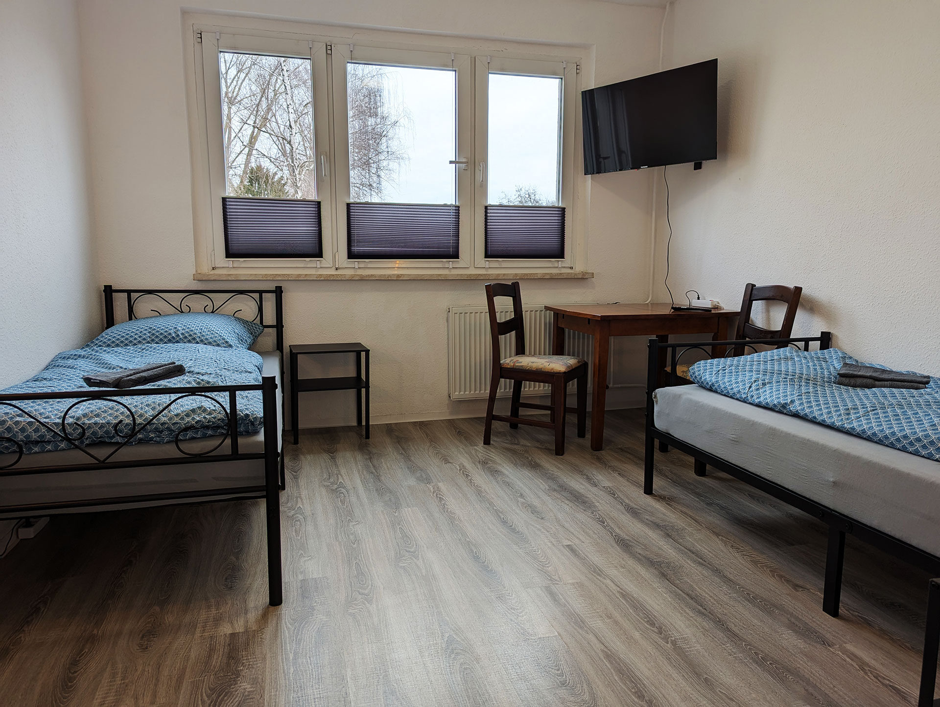 Mira: 2 Betten und Sitzgelegenheit